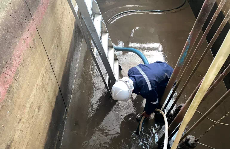 Pracownik podczas czyszczenia zbiornika